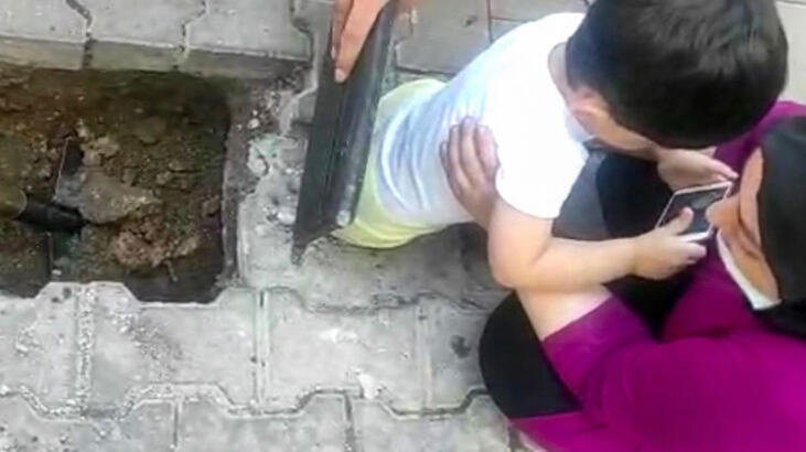 Bacağı su giderine sıkışan küçük çocuğu İtfaiye ekipleri kurtardı