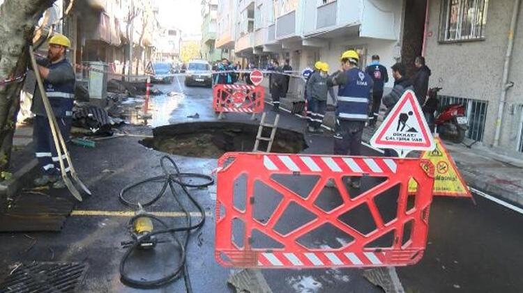 Bağcılar'da çatısı yanan binanın önündeki yol göçtü
