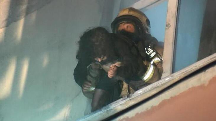 Bağcılar'da çıkan yangında binada mahsur kalan 5'i çocuk 11 kişiyi itfaiye kurtardı