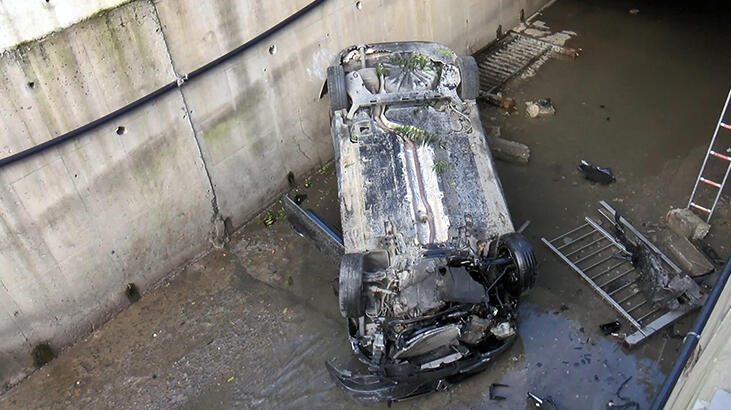 Bağcılar'da otomobil dereye uçtu