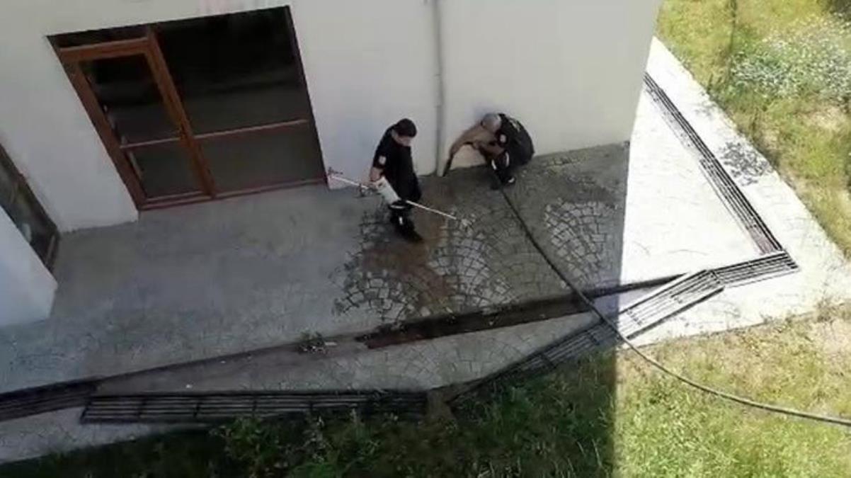 Bahçedeki mazgalın içindeki yılanı gören site sakinleri, itfaiyeden yardım istedi 