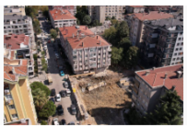 Bahçelievler’de 5 katlı binanın istinat duvarı çöktü