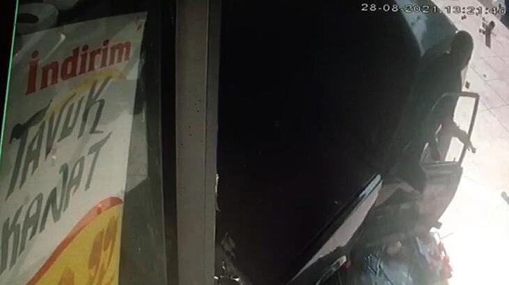 Bahçelievler'de 17 yaşındaki sürücü markete daldı, kaza anı kamerada