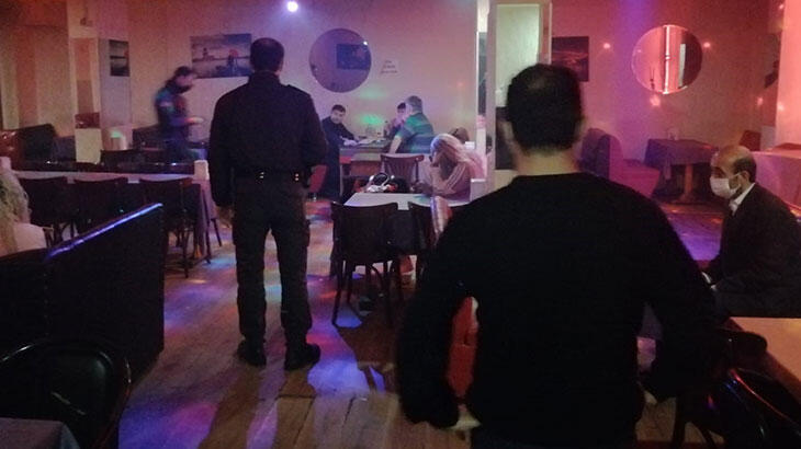 Bahçelievler'de sokağa çıkma kısıtlamasında müzikholde basıldılar