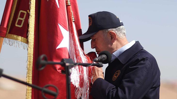 Bakan Akar, 8'inci Hudut Alay Komutanlığı'nda sancak teslim etti