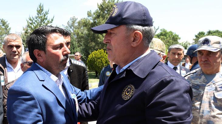 Bakan Akar'dan şehit ailesine taziye