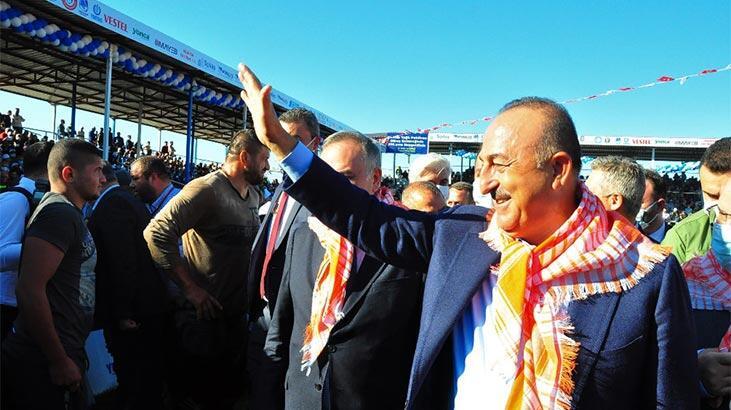 Bakan Çavuşoğlu, Manisa'da yağlı güreş programına katıldı