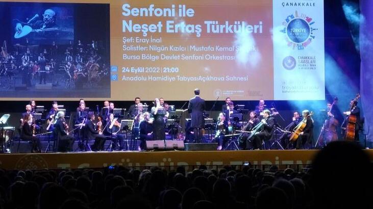 Bakan Ersoy 'Senfoni ile Neşet Ertaş Türküleri' konserine katıldı