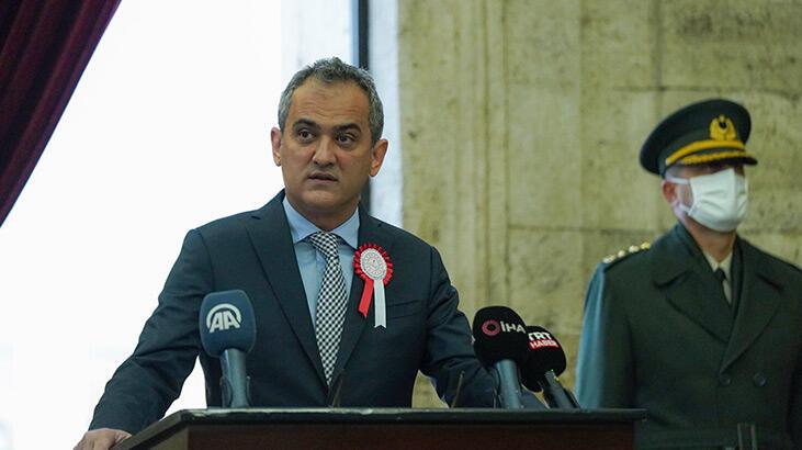 Bakan Özer öğretmenlerle Anıtkabir'i ziyaret etti