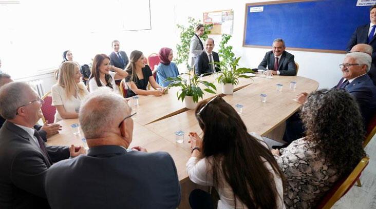 Bakan Özer’den uyum eğitimleri programına başlayan okula ziyaret