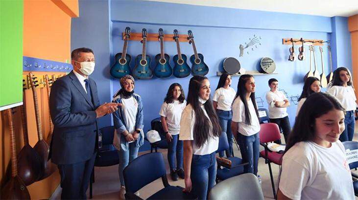 Bakan Selçuk, Hakkari'de öğretmen ve öğrencilerle buluştu
