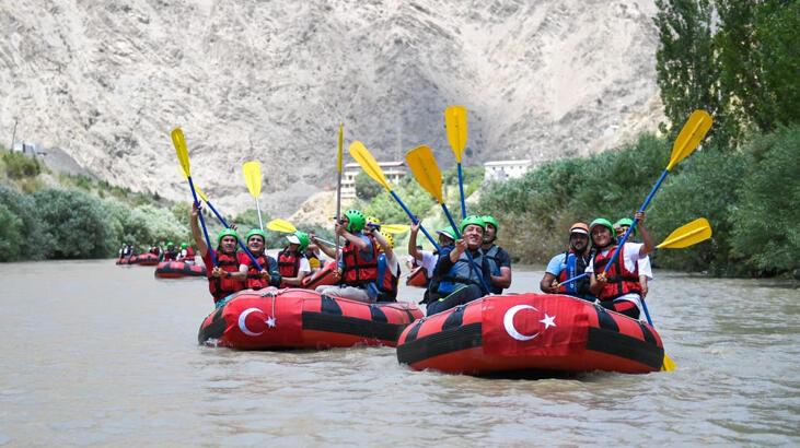 Bakan Selçuk, Zap Suyu'nda bota bindi