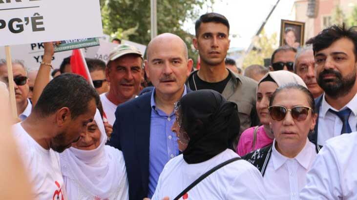 Bakan Soylu, evlat nöbetindeki ailelerle teröre lanet yürüyüşüne katıldı