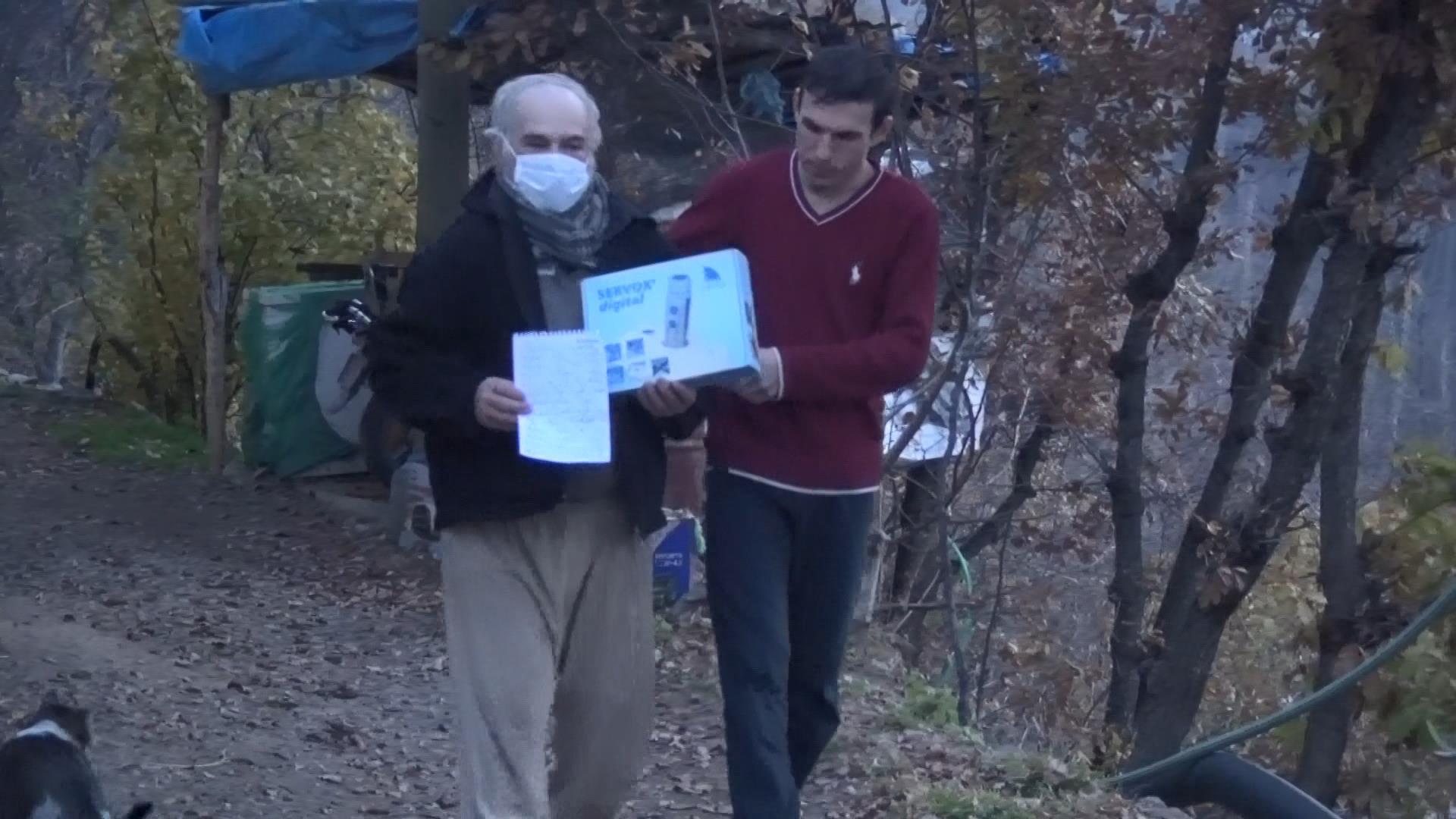 Bakan Soylu'dan tedavi gören vatandaşa 'konuşma cihazı' hediyesi