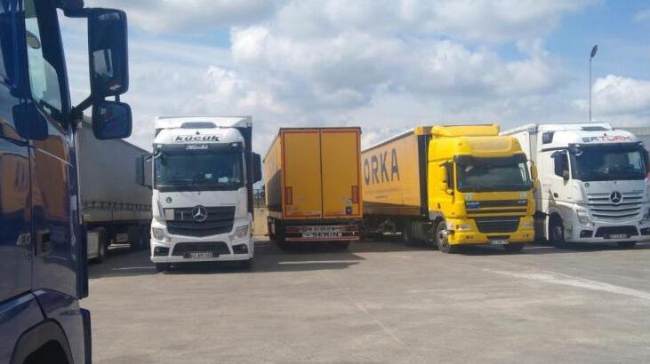 Bakanlık: Belgeleri ibraz edilen otomobil yüklü TIR'lar bekletilmiyor