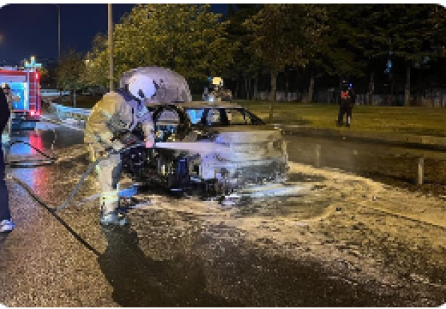 Bakırköy’de otomobil alev topuna döndü