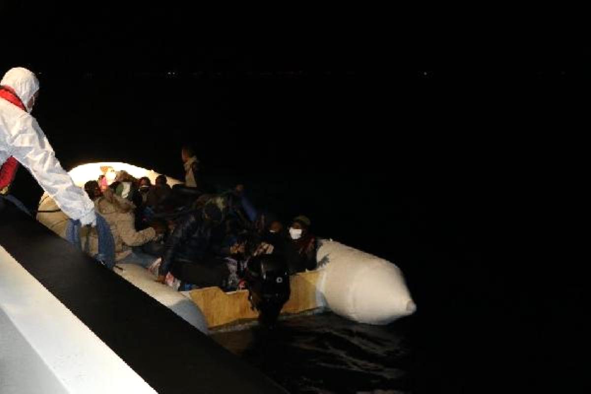 Balıkesir'de 29 kaçak göçmen kurtarıldı