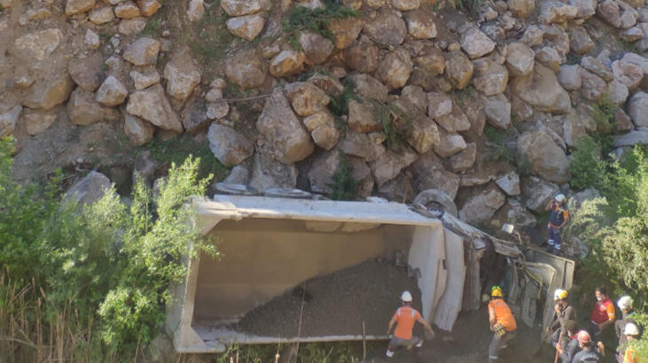 Balıkesir'de kamyon 30 metrelik şarampole devrildi