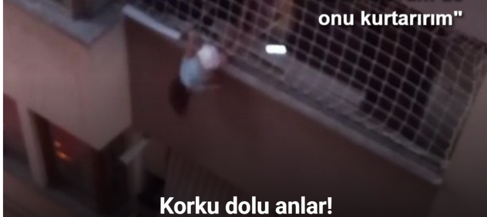 Balkon filesinde asılı kalan çocuğunu düşmesin diye dakikalarca tuttu