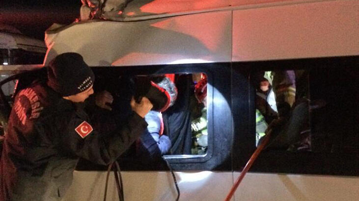 Bandırma'da feci kaza! 3 ölü 9 yaralı var...