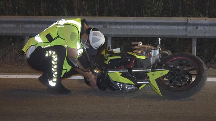 Bariyere çarparak 30 metre sürüklenen motosikletin sürücüsü öldü!