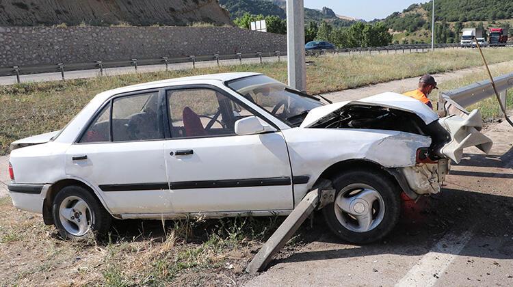 Bariyere saplanan otomobilin sürücüsü feci şekilde can verdi!