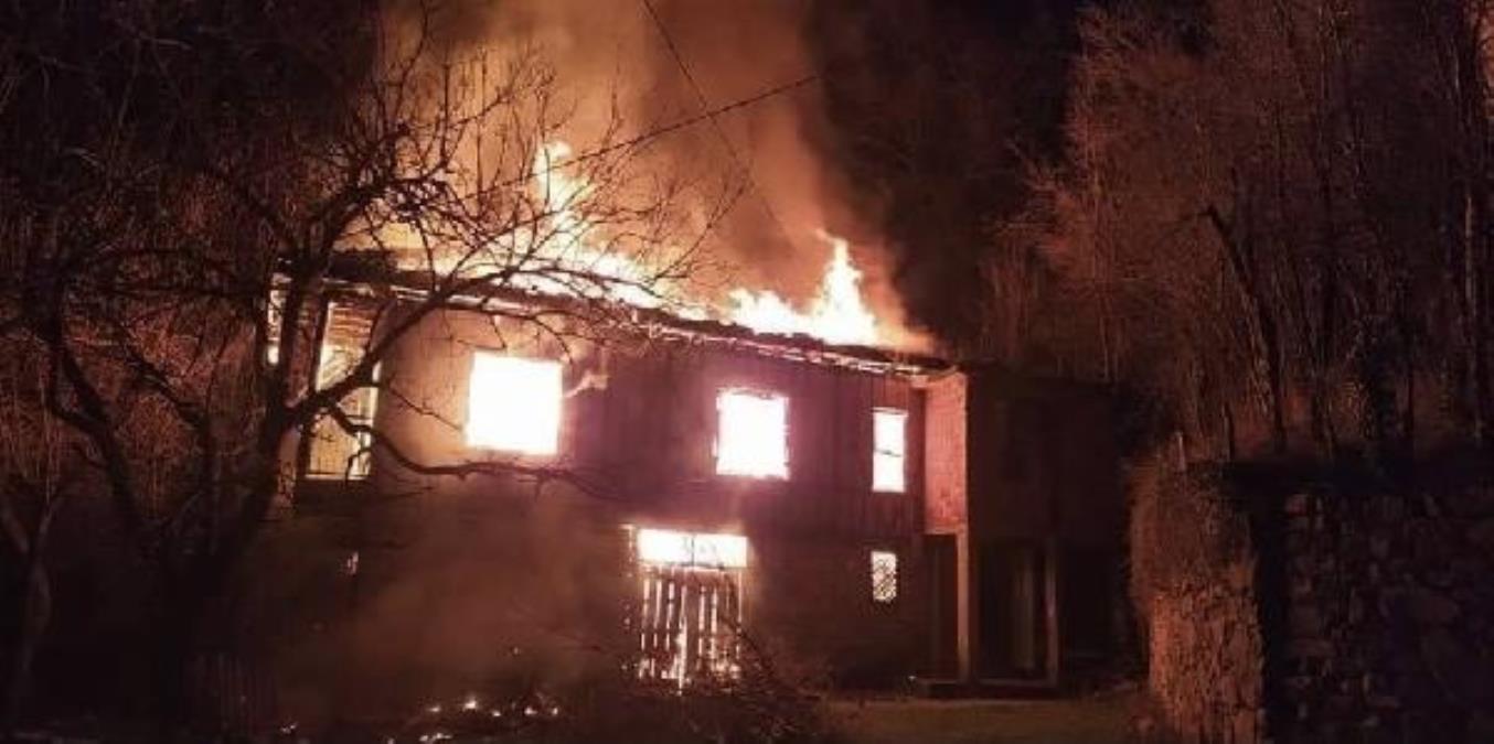 Bartın'da 2 katlı ahşap ev alev alev yandı