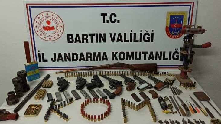Bartın'da bir evde ruhsatsız silahlar ele geçirildi