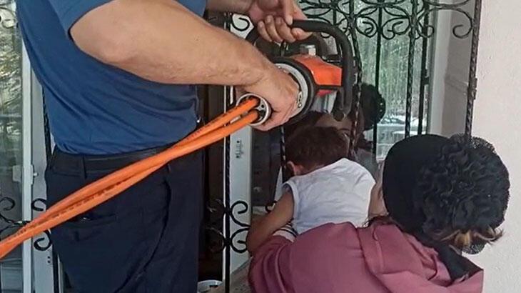 Başı pencerenin demir parmaklığına sıkışan çocuğu itfaiye  kurtardı