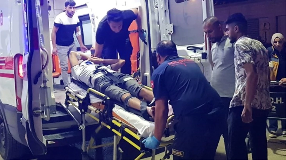 Başıboş sokak köpeği seyir halindeki motosiklete saldırdı! Savrulan 2 kişi hastanelik oldu