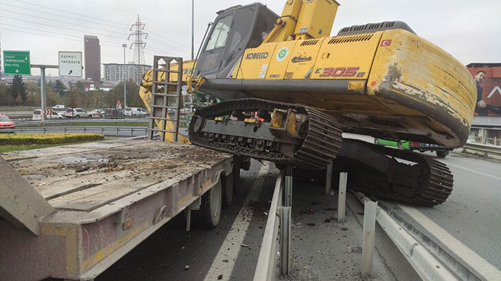Basın Ekspres Yolu'nda kepçe taşıyan TIR kaza yaptı