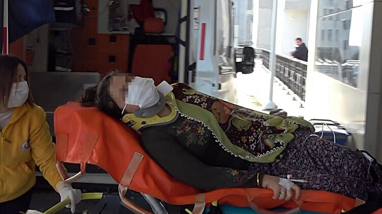 Başına odunla vuran eşini karnından bıçakladı!
