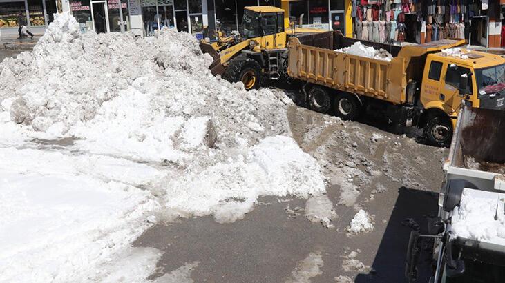 Başkale'de 50 kamyon kar, ilçe dışına taşındı
