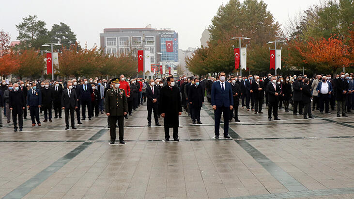 Başkan 10 Kasım törenine geç kalınca çelengi zabıta müdürü sundu