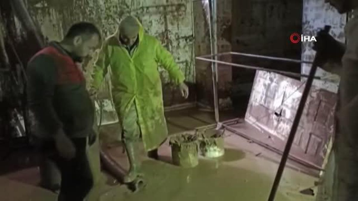 Batman'dan Şanlıurfa'ya giden korucular çamur deryasına dönen ev ve iş yerlerini temizliyor