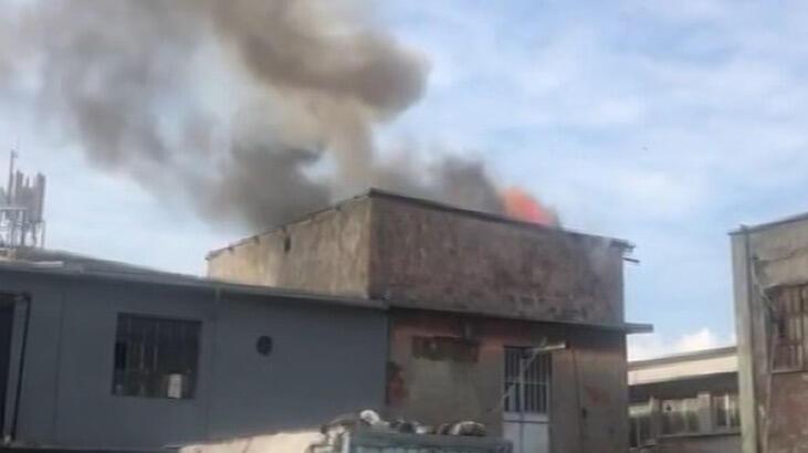 Bayrampaşa'da işyerinin çatısında yangın