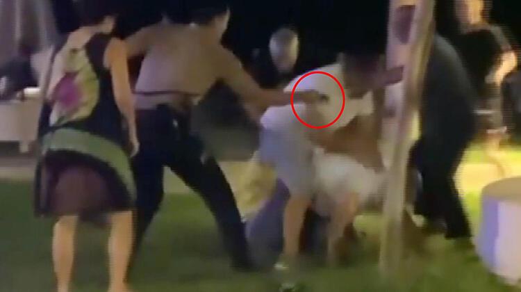 Bekçilerin müdahalesine rağmen kavgaya devam ettiler!