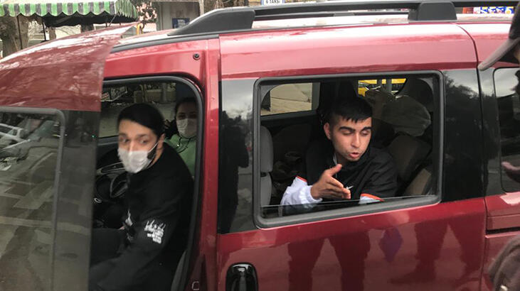 Bekçilerin yanında durup maske takmayan arkadaşına ceza yazdırdı