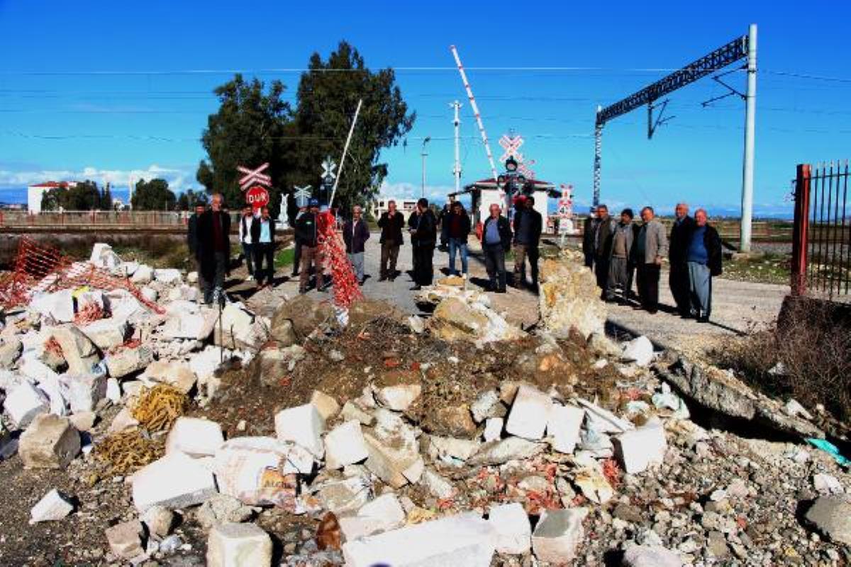 Belediye yolu sattı, mahalleli perişan! Evlerine gitmek için 4 kilometre ilerideki yolu kullanıyorlar