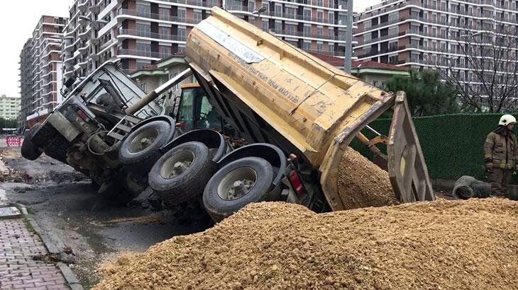 Beylikdüzü'nde çalışma sırasında yol çöktü!