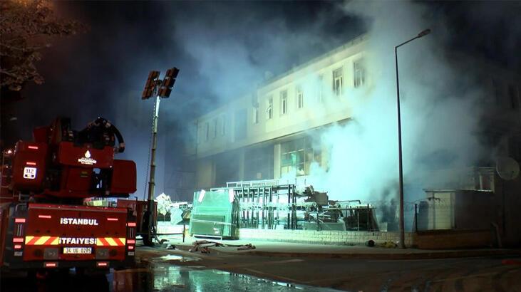 Beylikdüzü'nde depoda çıkan yangın 14 saattir sürüyor