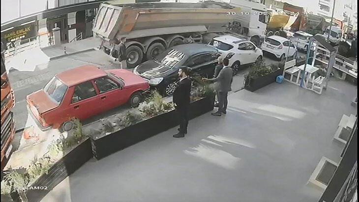 Beylikdüzü'nde el frenleri çekilmeyen hafriyat kamyonları 4 otomobile çarptı