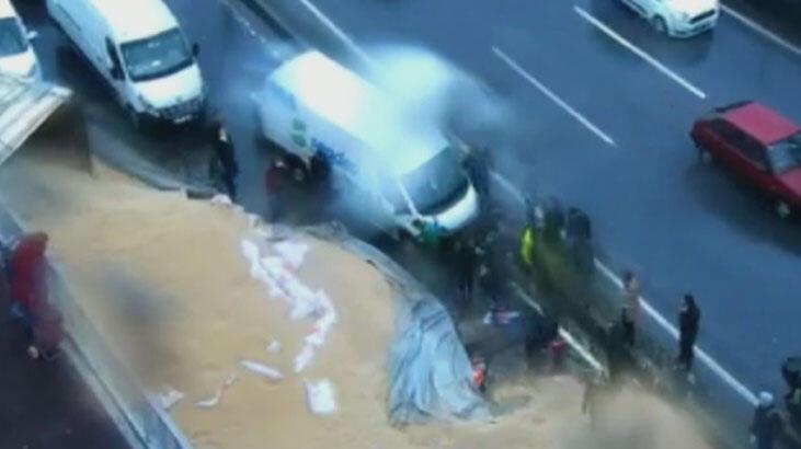 Beylikdüzü'nde feci kaza! Kamyon devrildi, motosikletli altında kaldı