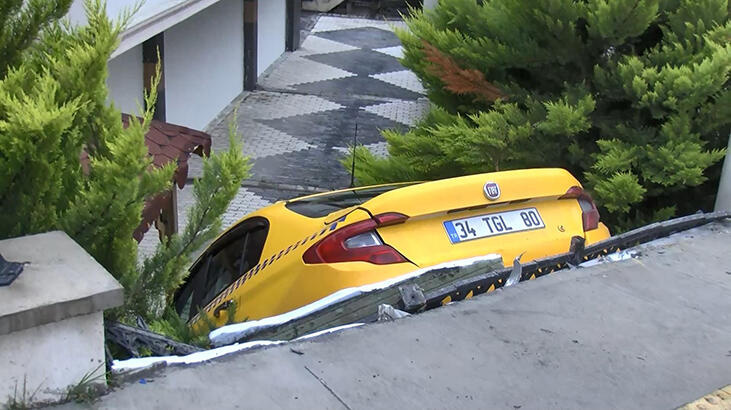 Beylikdüzü'nde otomobilin çarptığı taksi site bahçesine uçtu: 1 yaralı