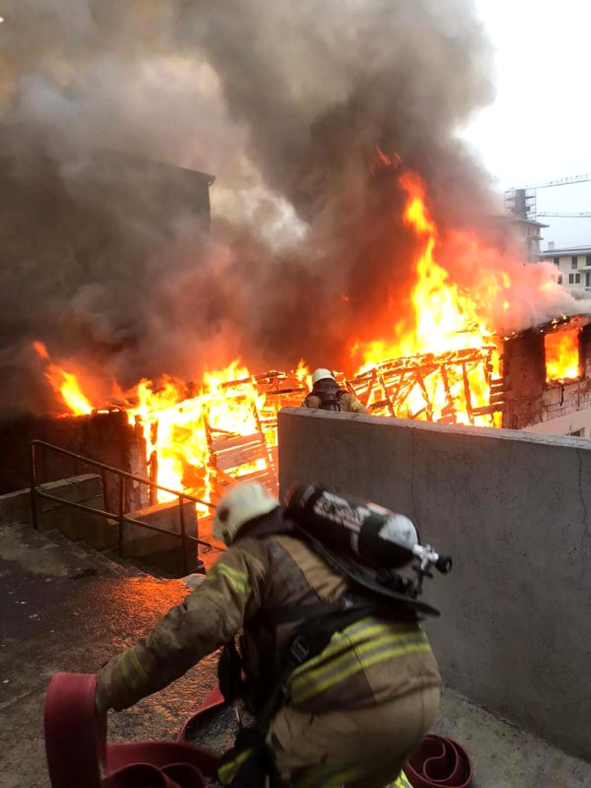 BEYOĞLU'NDA 3 KATLI BİNADA YANGIN