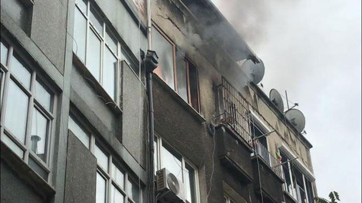 Beyoğlu’nda 5 katlı binada yangın paniği