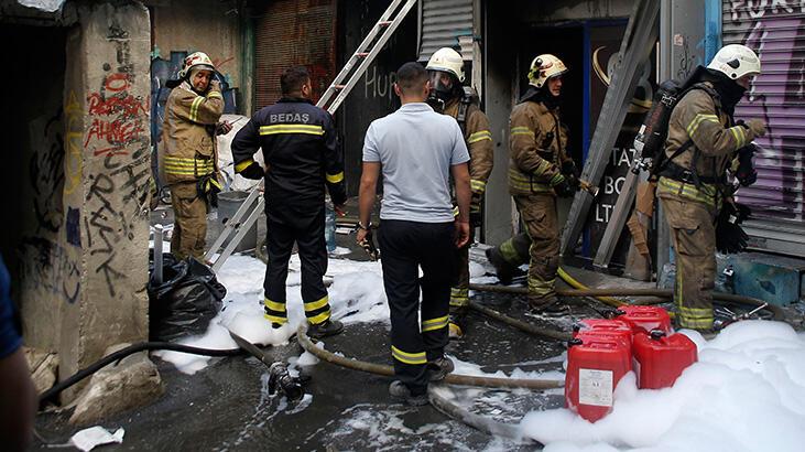 Beyoğlu'nda boya imalathanesinde korkutan yangın