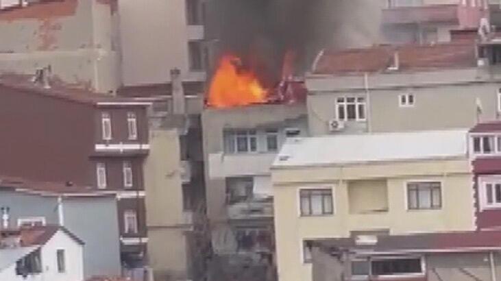 Beyoğlu'nda çatı katı yandı, mahalleli sokağa döküldü