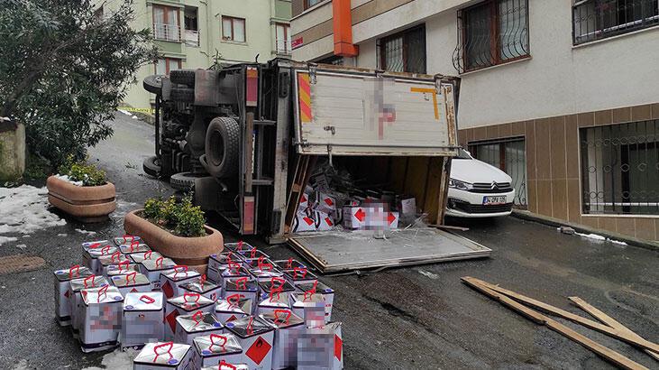 Beyoğlu'nda yapıştırıcı yüklü kamyonet devrildi