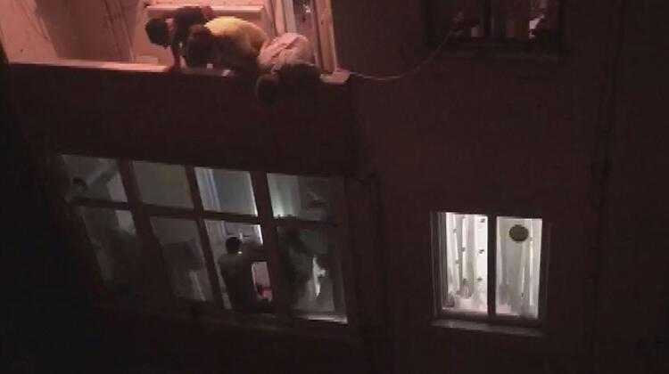 Bıçakla oğlunu rehin alan babayı polis etkisiz hale getirdi